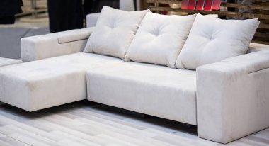 Beyaz kanepe yastık mağaza ile