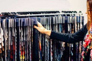 İç mekan tasarımcısı içinde belgili tanımlık stok kumaş renk örnekleri arıyorum