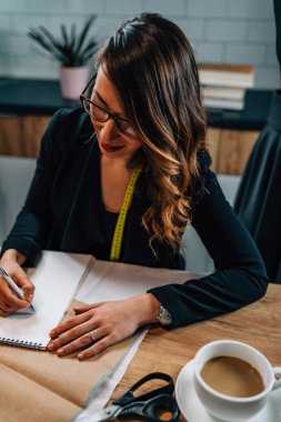 Genç tasarımcı çizim bir eskiz defter evden çalışma 