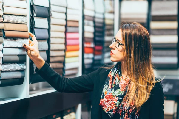 Diseñador Buscando Muestras Tela Feria — Foto de Stock