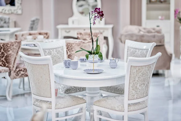 Luxus Tisch Mit Stühlen Und Tassen Möbelhaus — Stockfoto