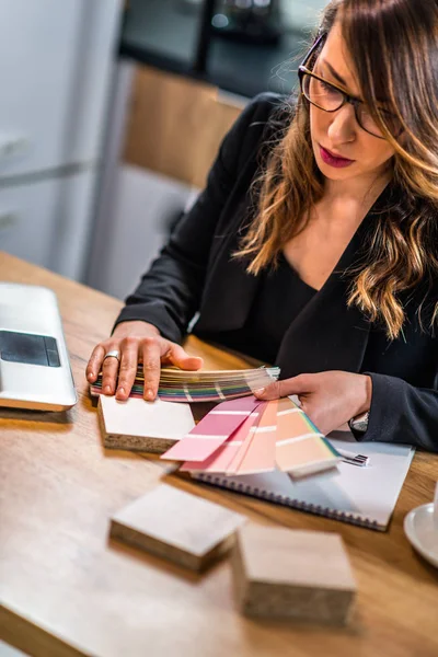 Jonge Architect Interieur Ontwerper Thuiswerken Kleurenpaletten Houden — Stockfoto