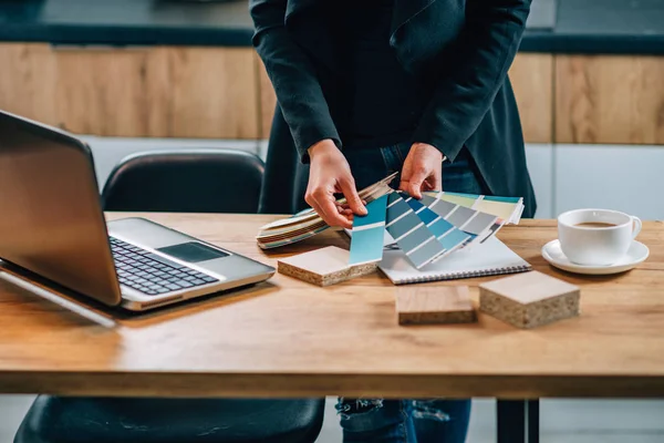 Joven Arquitecto Diseñador Interiores Trabajando Desde Casa Sosteniendo Paletas Colores — Foto de Stock