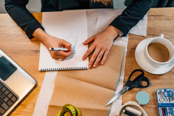 Jovem Designer Trabalhando Partir Casa Desenho Esboço Caderno — Fotografia de Stock