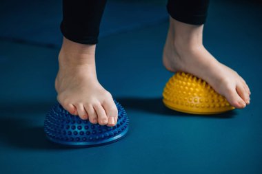 Fizik tedavi - çocuğun ayak üzerinde denge bakla yakın