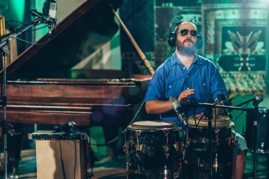 Konser üzerine davul çalmaya perküsyonist