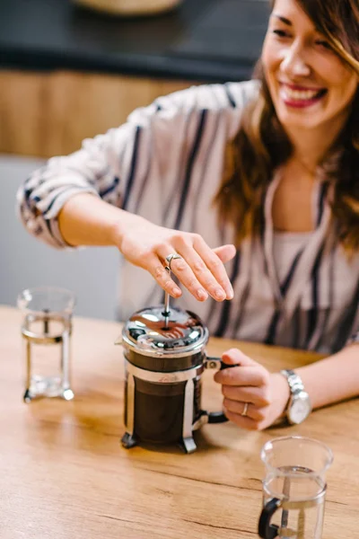 Lachende Vrouw Voorbereiding Van Koffie Met Frenchpress Thuis — Stockfoto