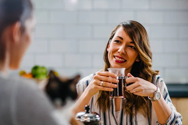 Flickvänner Har Kaffe Tillsammans Kafé Eller Hemma — Stockfoto