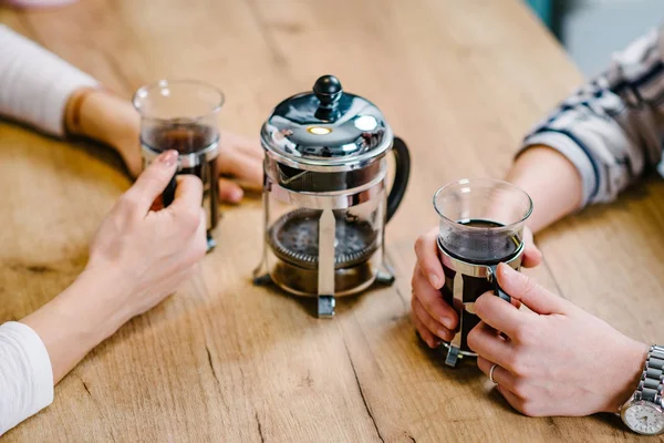 カフェで一緒にコーヒーを飲んでいる または自宅のガール フレンド — ストック写真