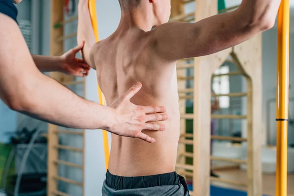 Фізичний Терапевт Виконує Вправи Хлопчиком Підлітком — стокове фото