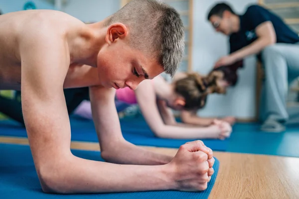 Physiotherapeut Macht Übungen Mit Jugendlichen — Stockfoto