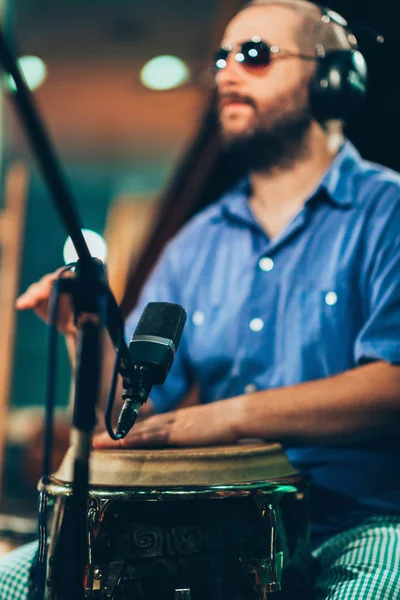 Percusionista Tocando Tambor Concierto — Foto de Stock
