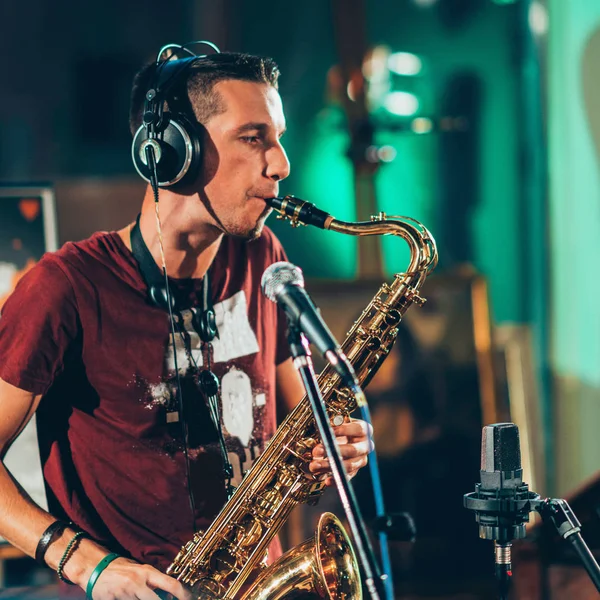 Saxofonista Tocando Saxofón Concierto — Foto de Stock