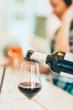 boşalırcasına şarap cam içine yakın çekim