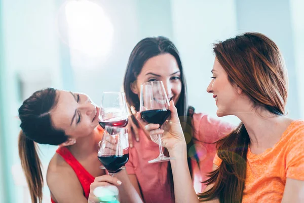 Vrienden Drinken Van Wijn Restaurant — Stockfoto