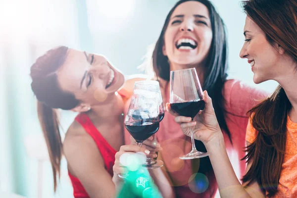 Vänner Som Dricker Vin Restaurang — Stockfoto