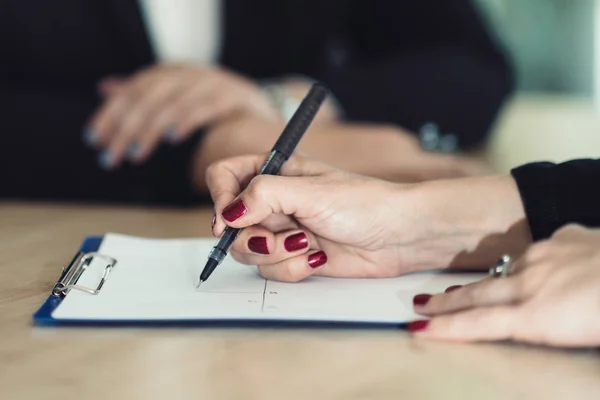 Närbild Kvinnliga Företagare Att Göra Affärsplan Office — Stockfoto