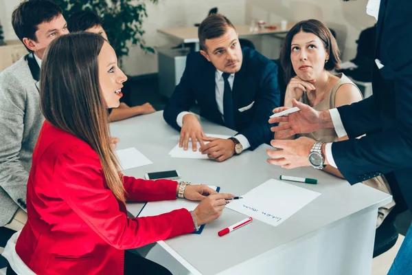 Uomini Affari Alla Riunione Ufficio Leader Piedi Parlando Con Colleghi — Foto Stock