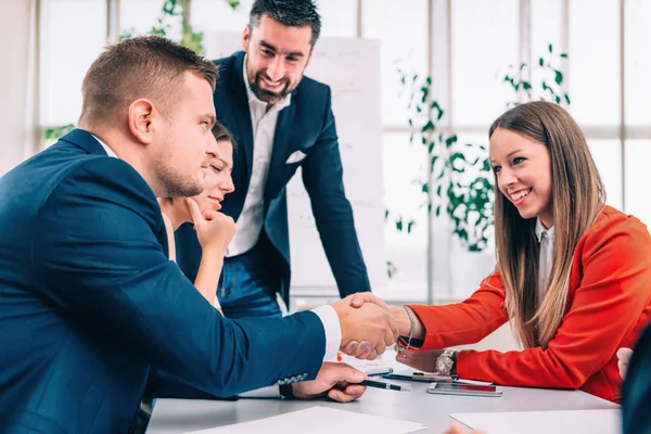 Skupina Podnikatelů Schůzce Metoda Handshaking Podnikatelka Kavkazský Podnikatel — Stock fotografie