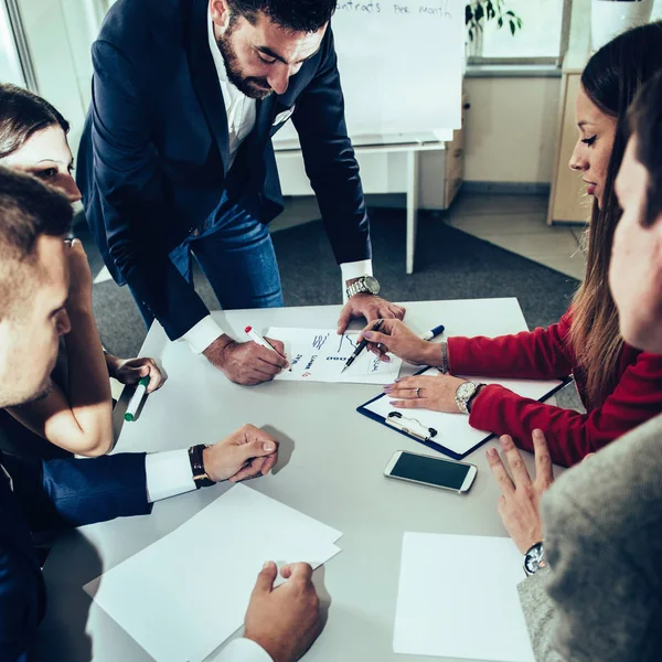 Affärsmän Vid Mötet Office Ledaren Står Och Pratar Med Kollegor — Stockfoto