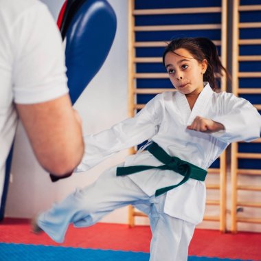 Tae kwon do eğitim eğitmen ile kız