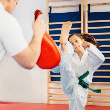 Tae kwon do eğitim eğitmen ile kız