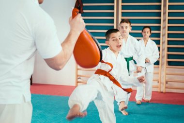 Çocukların Tae kwon do eğitim eğitmen ile grup