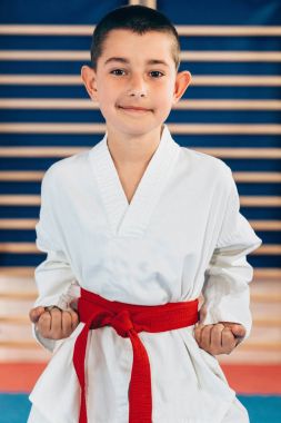 Spor salonunda tae kwon doe çocuk portresi 