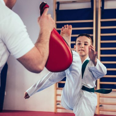 Tae kwon do öğretmen olan çocuk eğitimi