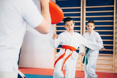 Çocukların Tae kwon do eğitim eğitmen ile grup