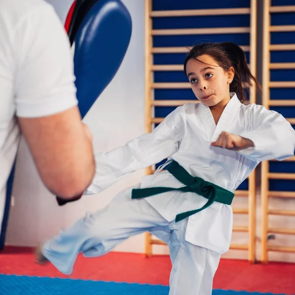 Κορίτσι Την Κατάρτιση Tae Kwon Εκπαιδευτή — Φωτογραφία Αρχείου