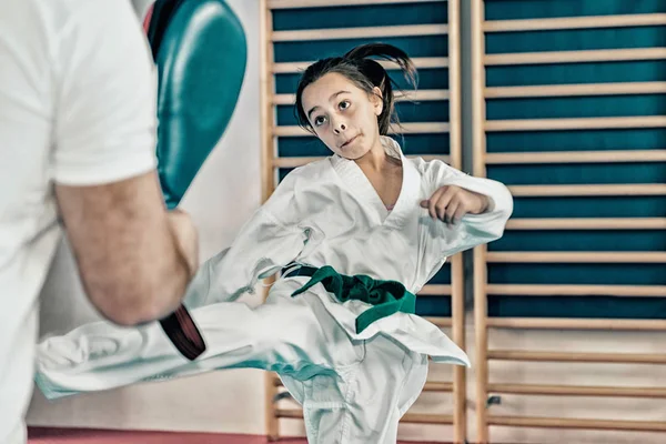 Gadis Tae Kwon Melakukan Pelatihan Dengan Pelatih — Stok Foto