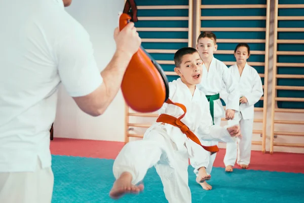 Grupo Niños Tae Kwon Hacer Entrenamiento Con Entrenador —  Fotos de Stock