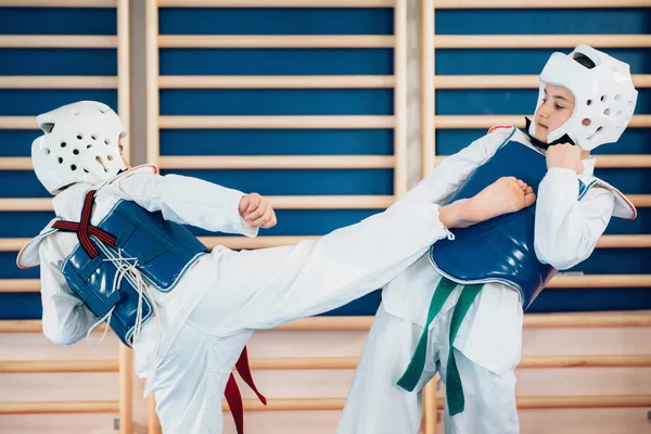 Dos Niños Ahorrando Tae Kwon — Foto de Stock