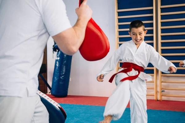 Tae Kwon Instructeur Met Kleine Jongen Klasse — Stockfoto