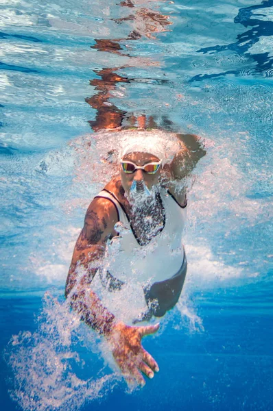Nadadora Con Tatuajes Disparo Submarino —  Fotos de Stock