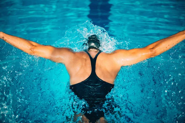 プールでの女性の水泳蝶 — ストック写真