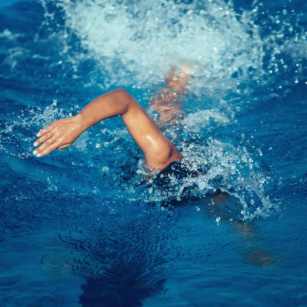 Fronte Nuotatore Strisciante Piscina — Foto Stock