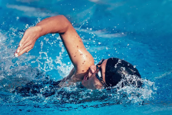 Hembra Natación Frente Rastreo — Foto de Stock