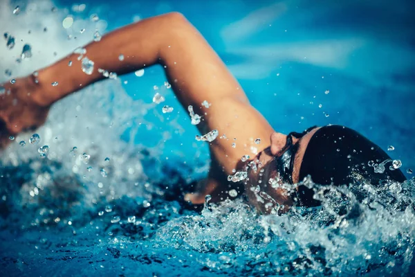 Weibliche Schwimmvorderseite Kriechen — Stockfoto