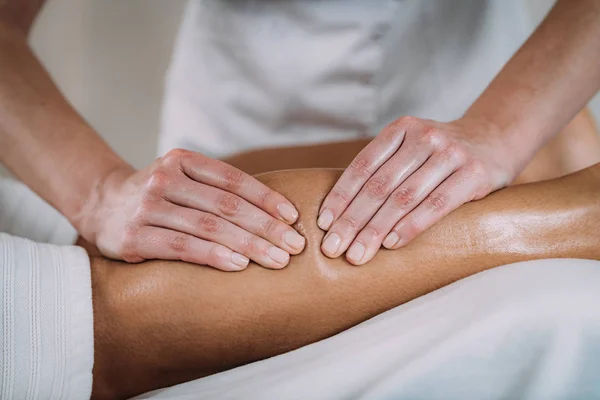 Terapia de massagem esportiva de pernas — Fotografia de Stock