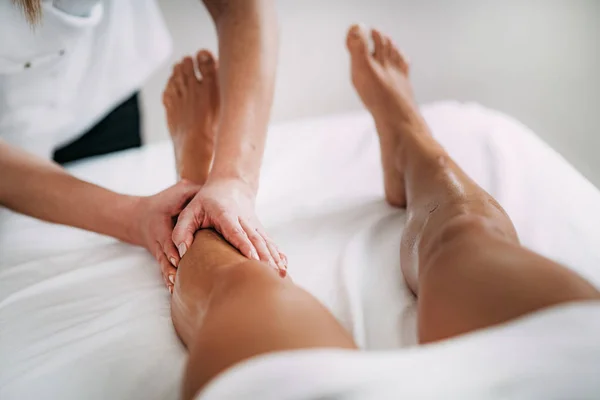 Terapia de massagem esportiva de pernas — Fotografia de Stock