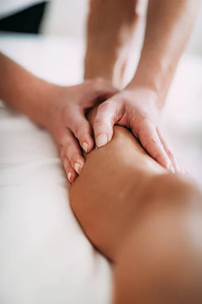 Terapia de massagem esportiva de pernas — Fotografia de Stock