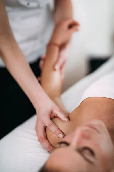 Terapia de massagem esportiva de ombro — Fotografia de Stock