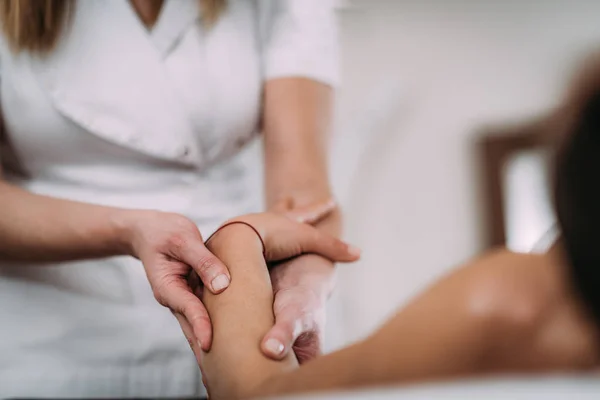 Terapia di massaggio sportivo del braccio — Foto Stock