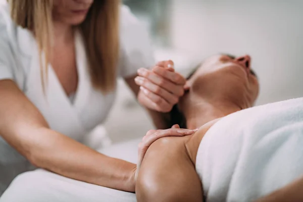 Terapia de massagem esportiva no pescoço — Fotografia de Stock