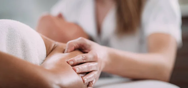 Terapia masażu ramion sportowych — Zdjęcie stockowe
