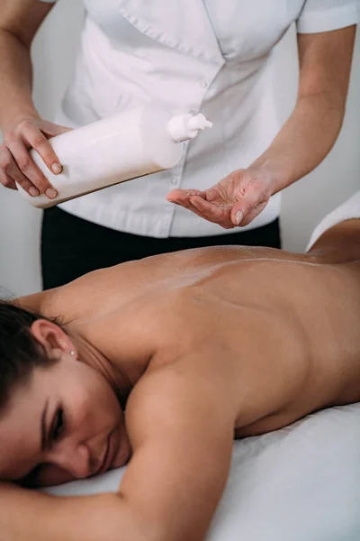 Fisioterapeuta Massageando Paciente Sexo Feminino Com Lesão Muscular Lombar Tratamento — Fotografia de Stock