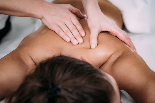 Fisioterapeuta Massageando Paciente Com Lesão Omoplata Tratamento Lesões Desportivas — Fotografia de Stock