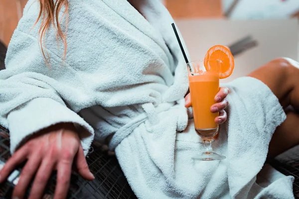 Frau Bademantel Sitzt Auf Tepidarium Bett Und Trinkt Limonade — Stockfoto